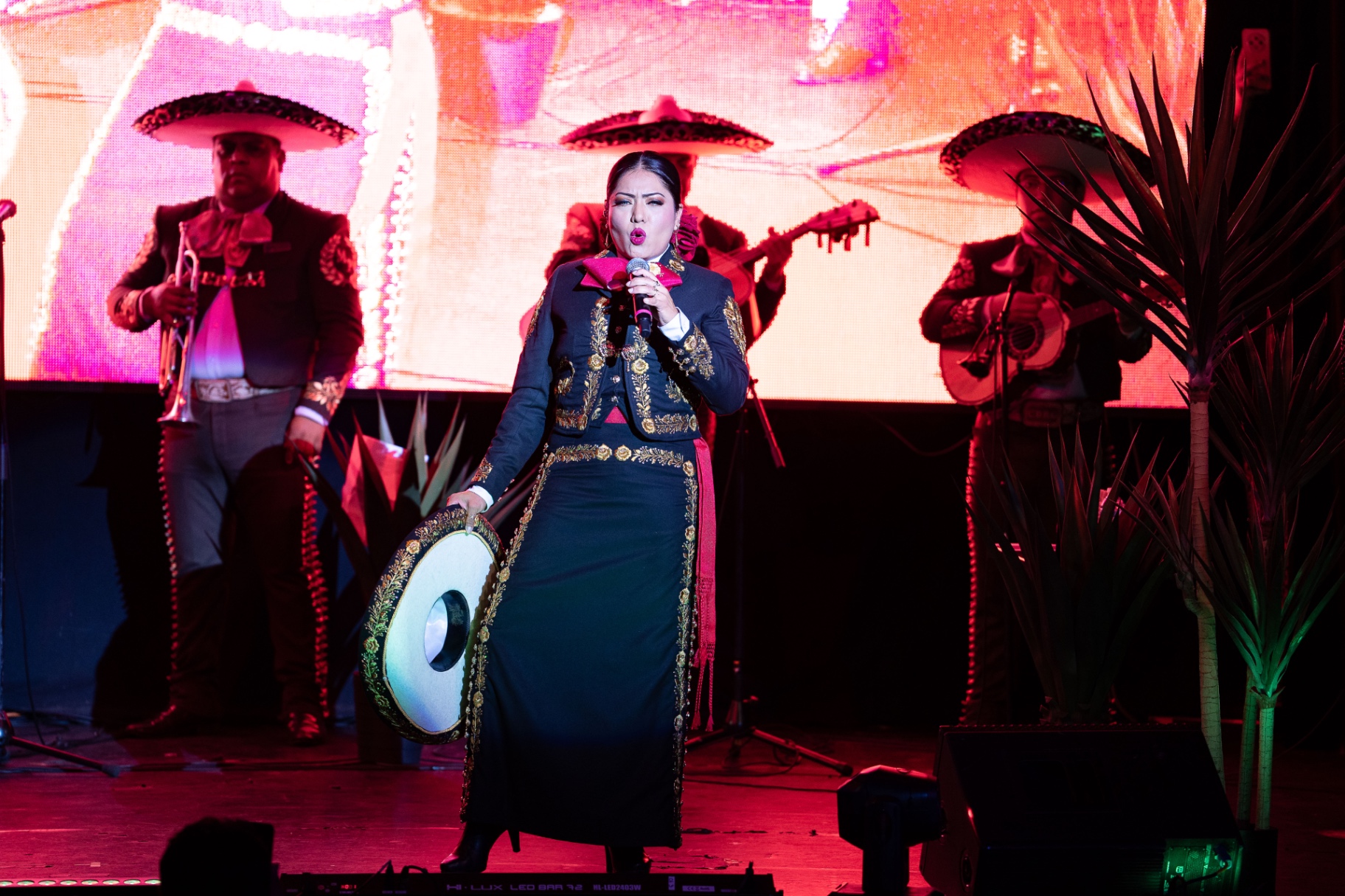 Rosario del Valle en el escenario acompañada por su mariachi