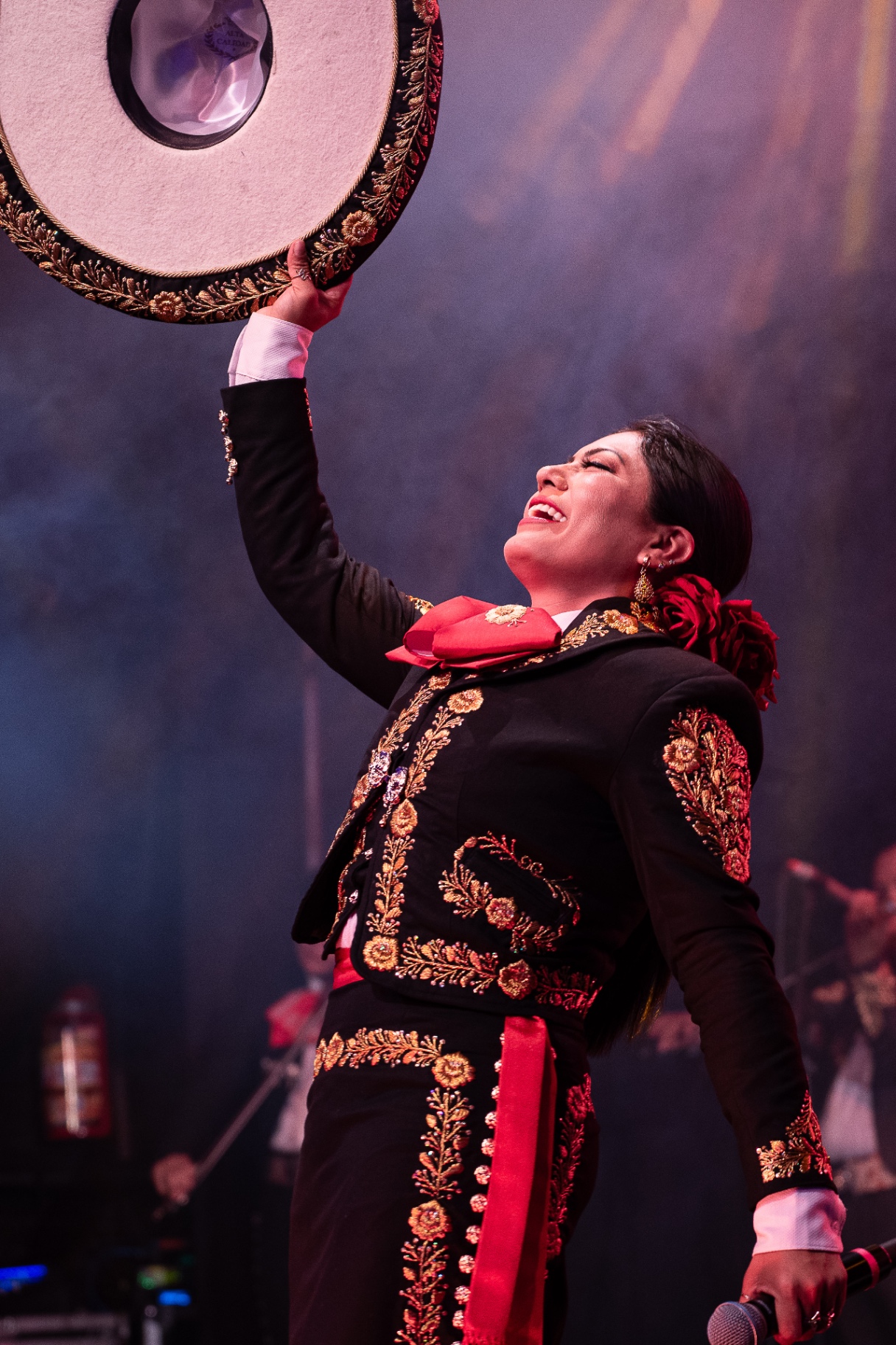 Rosario del Valle levantando el sombrero de charro en el escenario